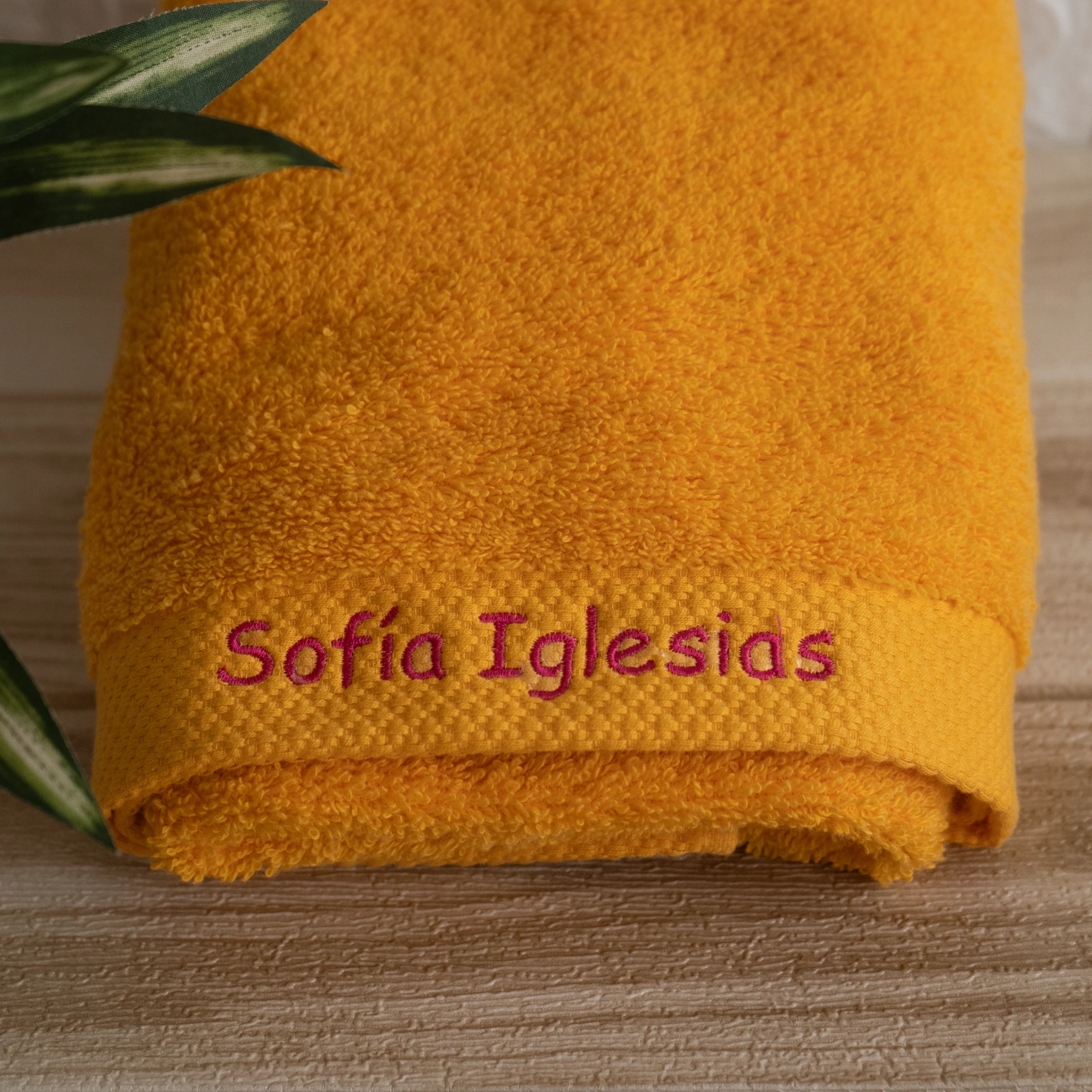 Toalla nombre bordado rosa - Imagen 2