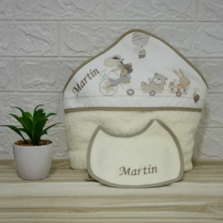 capa baño de bebe beige más babero con nombre