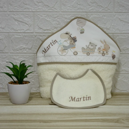 capa baño de bebe beige más babero con nombre
