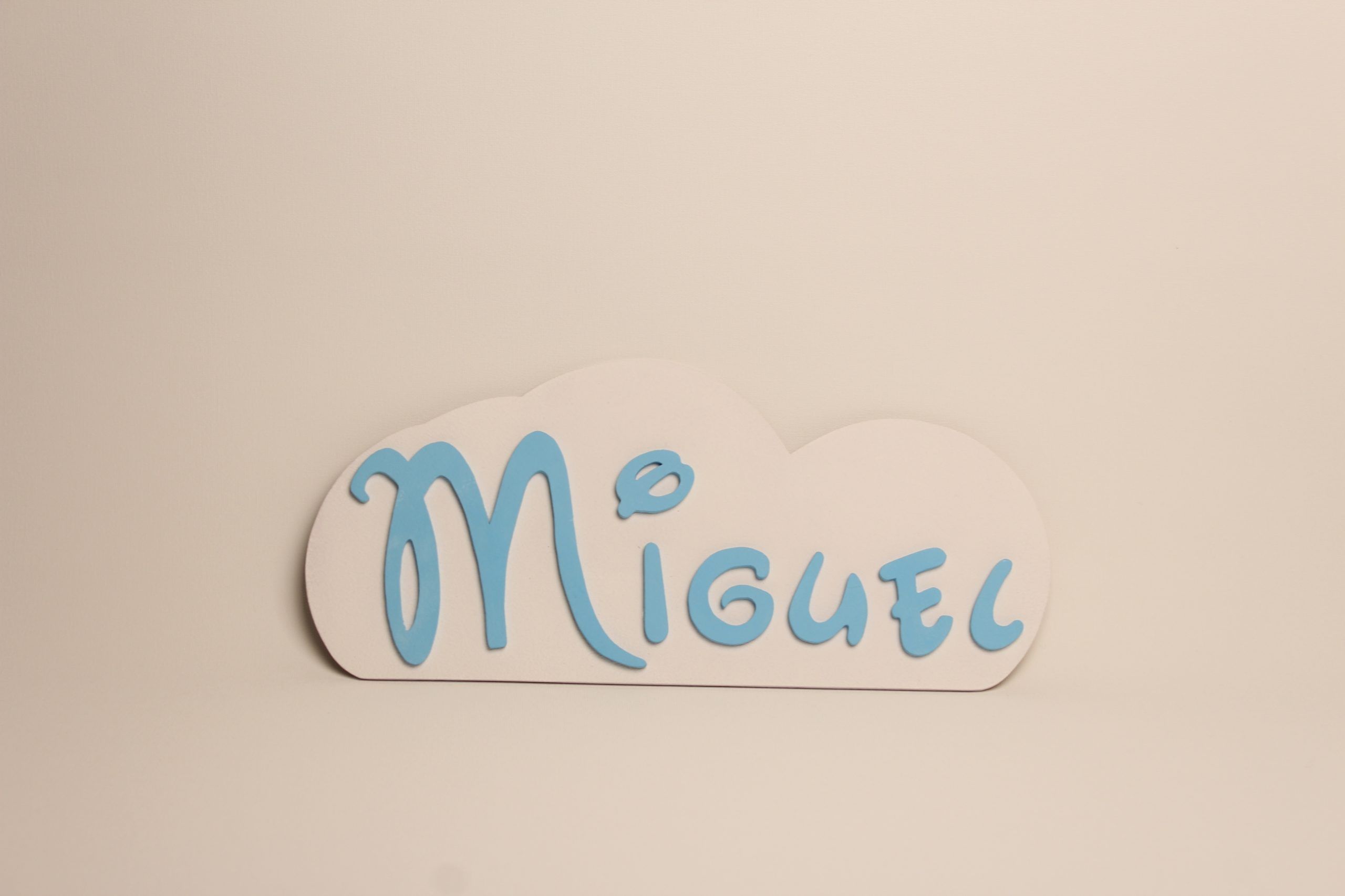 cuadro nombre madera nube