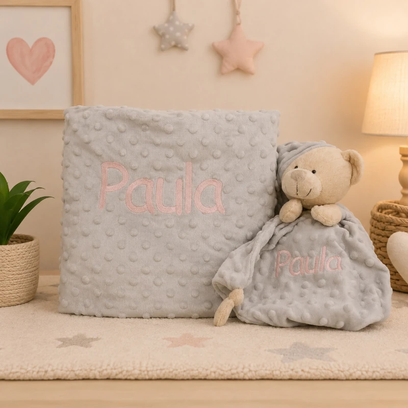 manta y doudou gris con nombre bordado