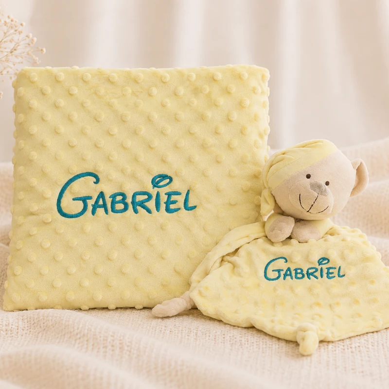 manta y doudou amarillo con nombre bordado