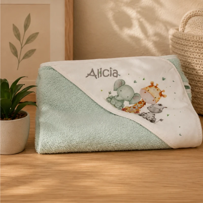 capa baño bebe verde bordada con nombre