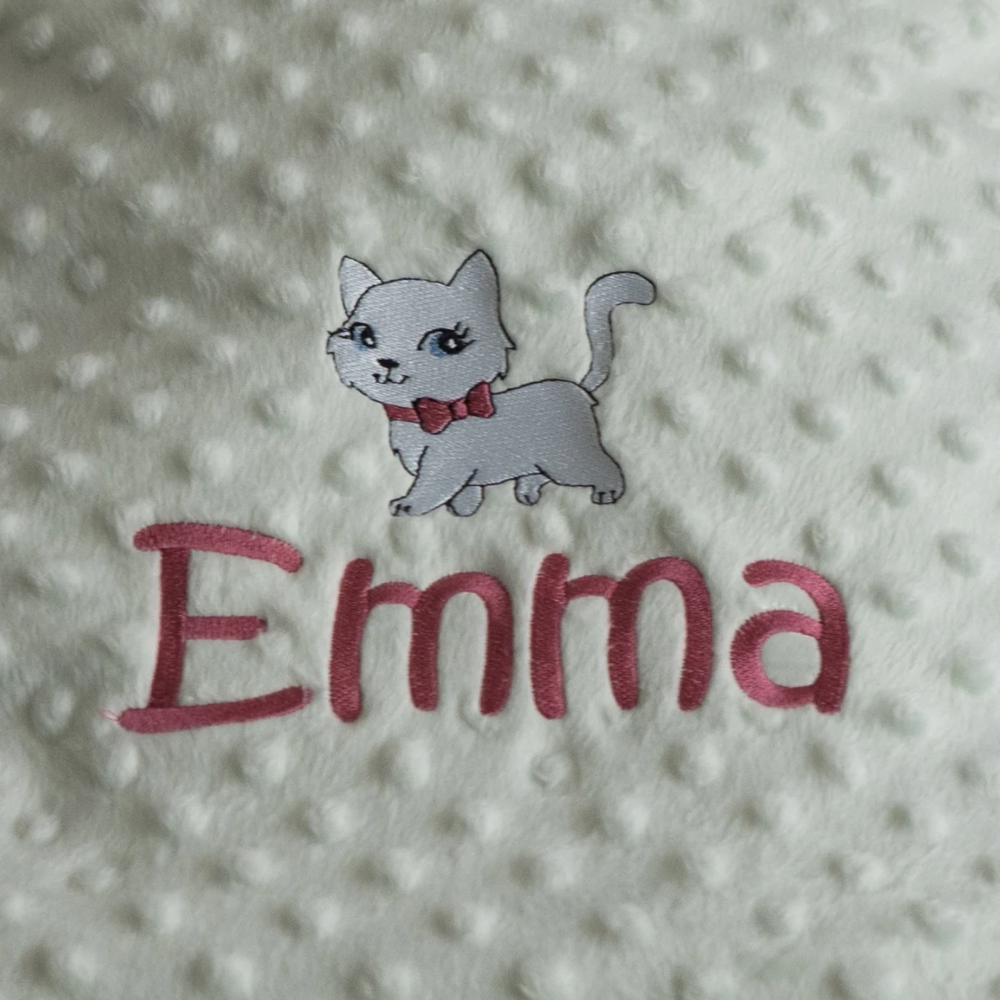 manta nombre bordado con dibujo de gatita detalle