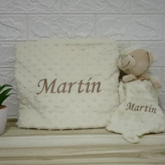 manta y doudou beige con nombre bordado