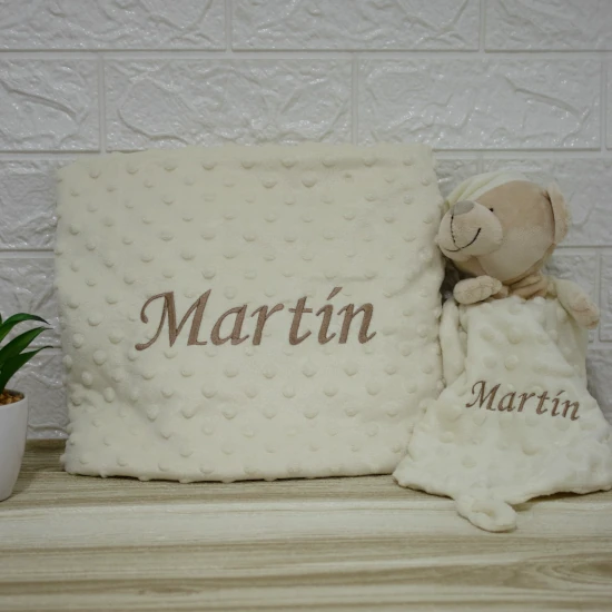 manta y doudou beige con nombre bordado